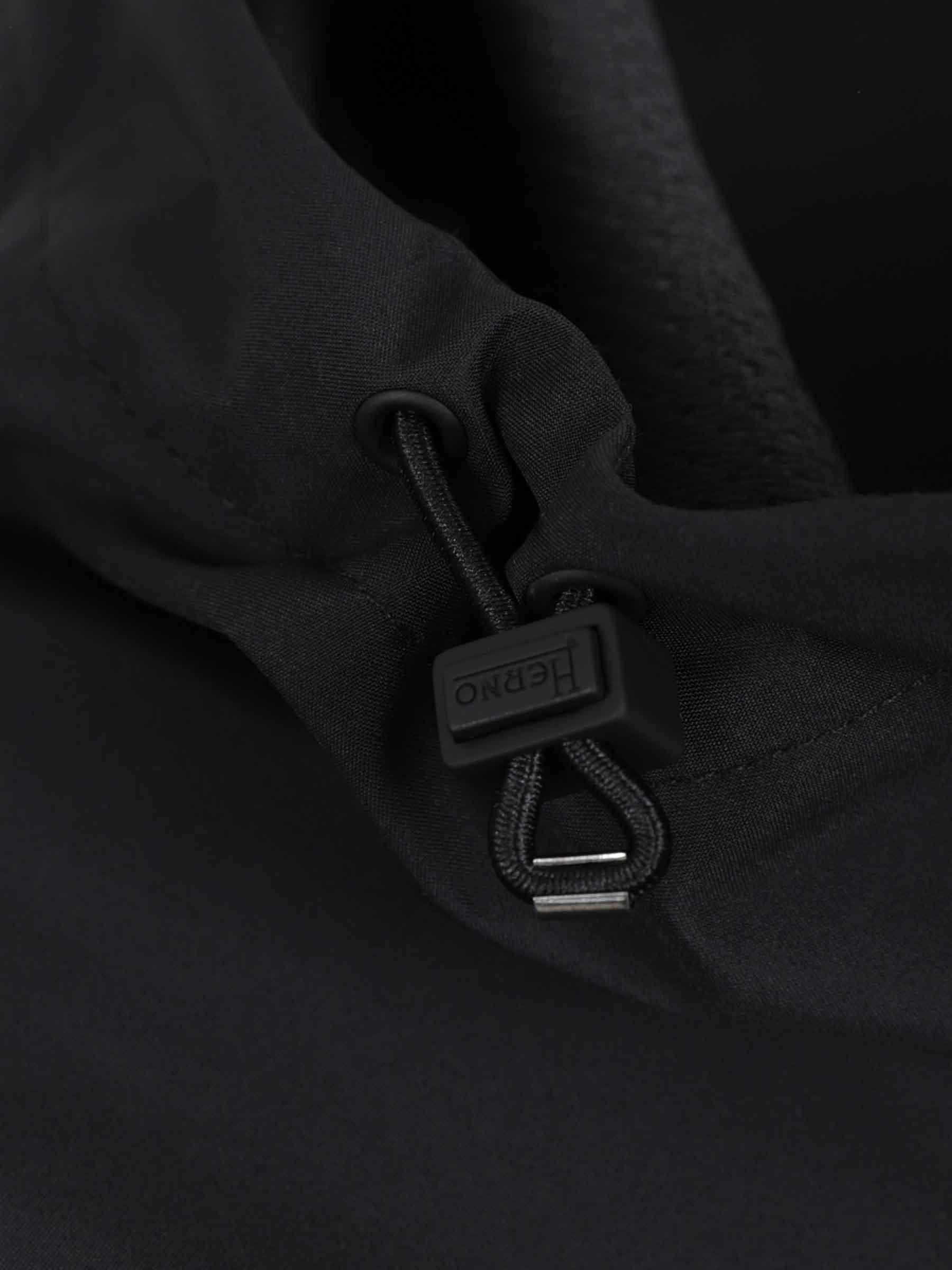 Chaqueta Técnica con Capucha - Image 4