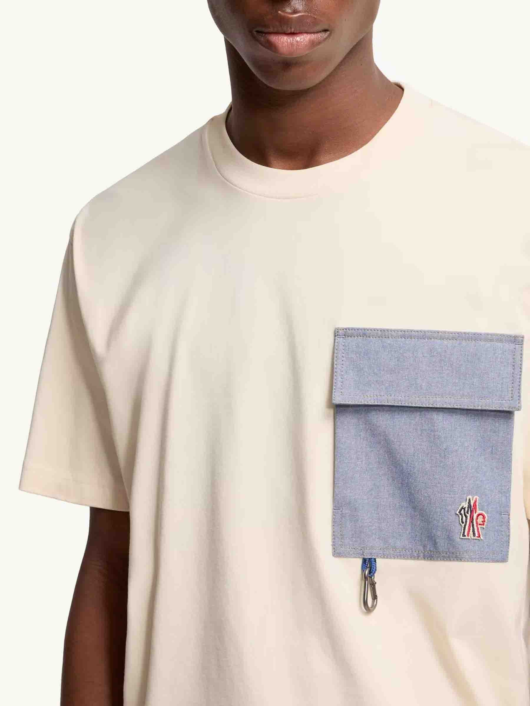 Camiseta con bolsillo de tejido vaquero - Image 4