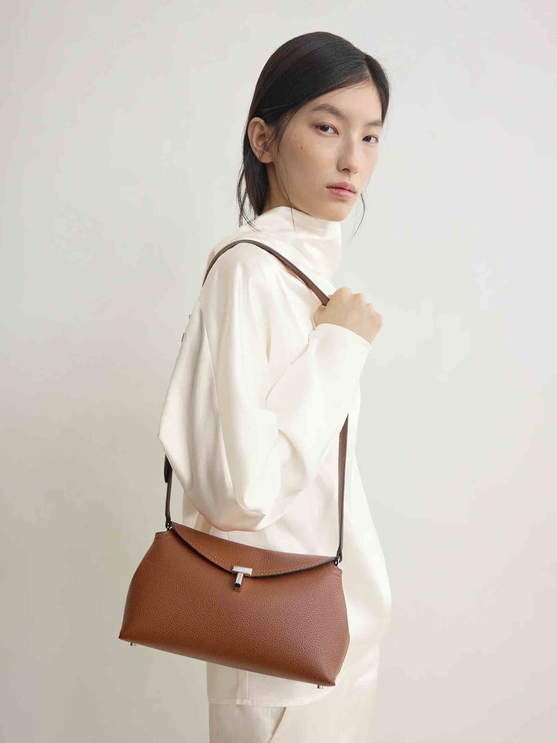 Bolso Clutch T-Lock - Image 3